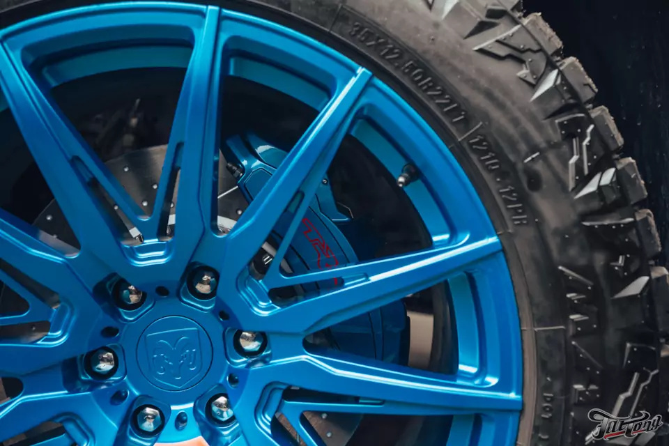 Установили усиленную тормозную систему Brembo и задний стабилизатор поперечной устойчивости на RAM TRX. Окрасили суппорта с логотипами